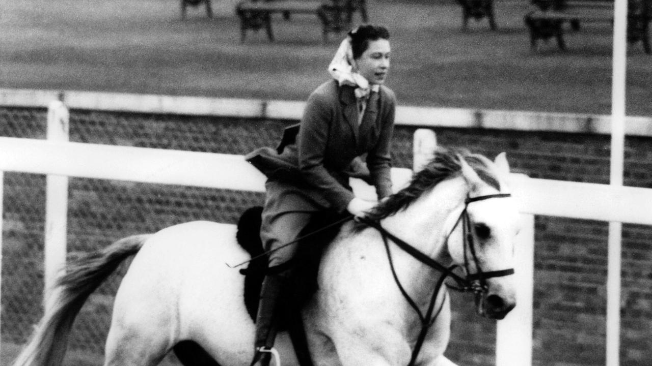 Queen Elizabeth II. reitet am 16.06.1961 auf der Rennstrecke von Ascot am letzten Tag des berühmten "Royal Ascot"- Pferderennens während eines spontanen Rennens. Queen Elizabeth II. reitet am 16.06.1961 auf der Rennstrecke von Ascot am letzten Tag des berühmten "Royal Ascot"- Pferderennens während eines spontanen Rennens.