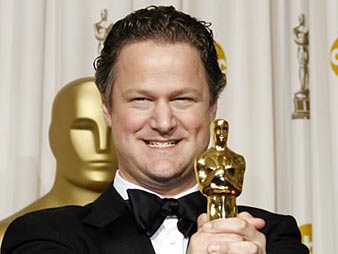 Florian Henckel von Donnersmarck posiert mit seinem Oscar Florian Henckel von Donnersmarck posiert mit seinem Oscar
