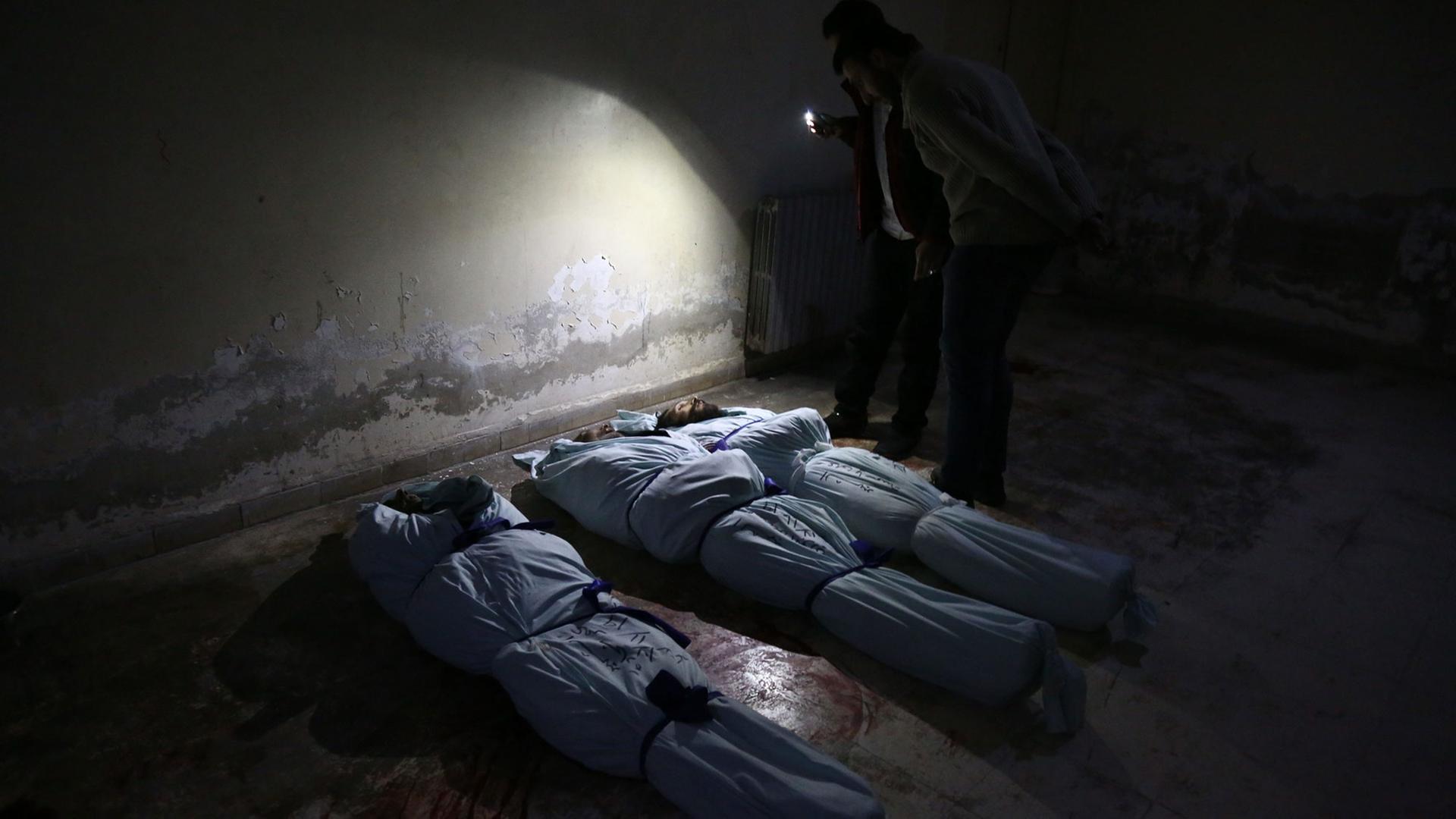 Tote in Duma in Syrien, die Opfer eines Bombenangriffs wurden Tote in Duma in Syrien, die Opfer eines Bombenangriffs wurden