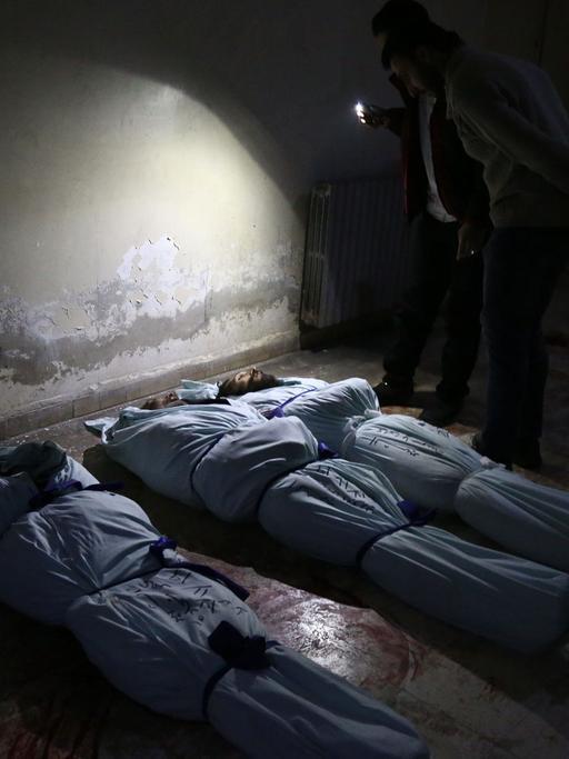 Tote in Duma in Syrien, die Opfer eines Bombenangriffs wurden