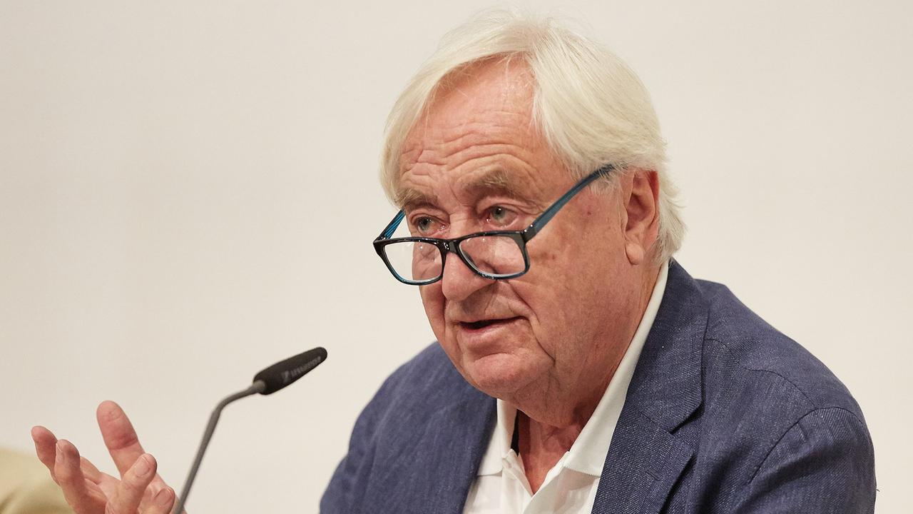 Der niederländische Schriftsteller Cees Nooteboom spricht am 14. September 2016 in Hamburg. Der niederländische Schriftsteller Cees Nooteboom spricht am 14. September 2016 in Hamburg.