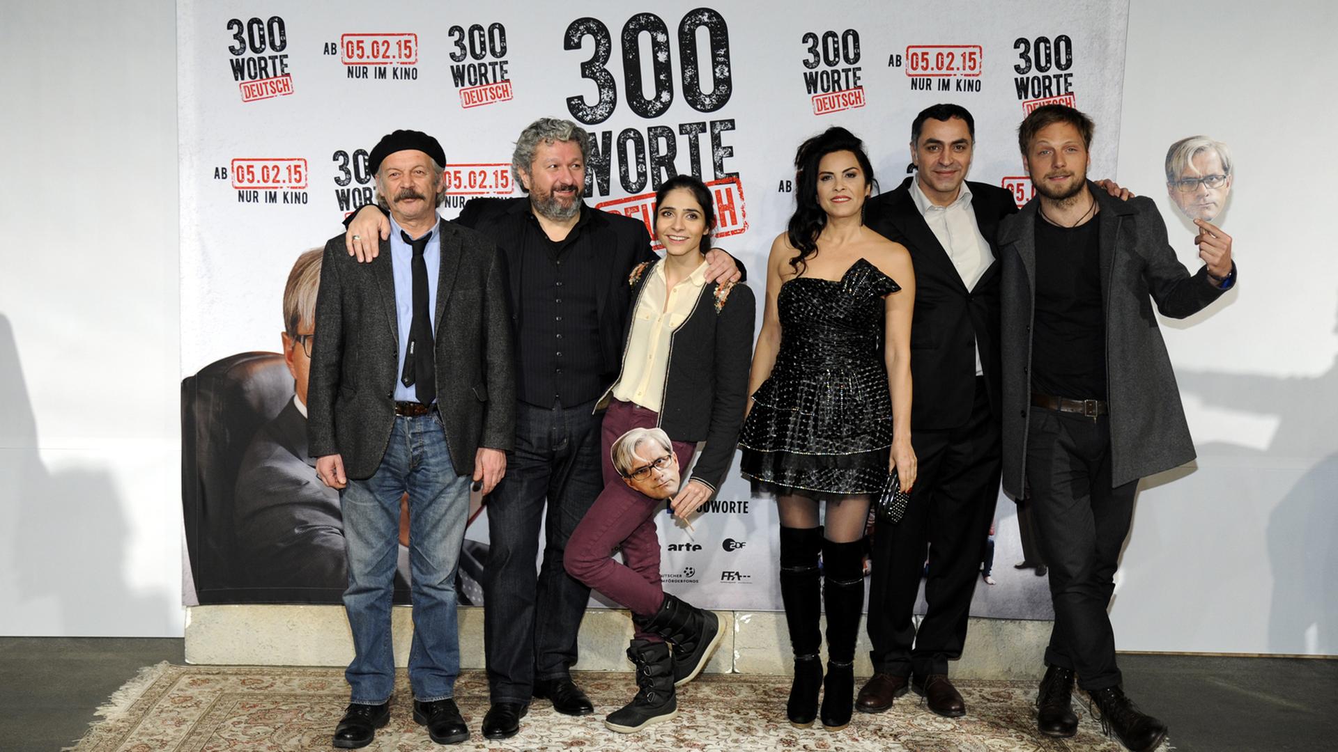 Die Schauspieler Vedat Erincin (Hodscha Demirkan),Aykut Kayacik (Emre), Pegah Ferydoni (Lale), Nursel Köse (Aunt Damla),Züli Aladag (Regie) und Christoph Letkowski (Marc) auf der Premiere des Films "300 Worte Deutsch". Die Schauspieler Vedat Erincin (Hodscha Demirkan),Aykut Kayacik (Emre), Pegah Ferydoni (Lale), Nursel Köse (Aunt Damla),Züli Aladag (Regie) und Christoph Letkowski (Marc) auf der Premiere des Films "300 Worte Deutsch".
