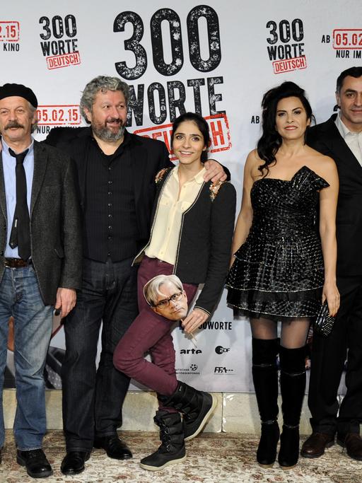 Die Schauspieler Vedat Erincin (Hodscha Demirkan),Aykut Kayacik (Emre), Pegah Ferydoni (Lale), Nursel Köse (Aunt Damla),Züli Aladag (Regie) und Christoph Letkowski (Marc) auf der Premiere des Films "300 Worte Deutsch".