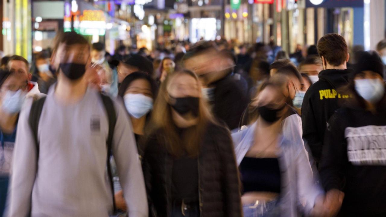 Angesichts steigender Infektionszahlen fordern Forschende schärfere Maßnahmen zur Eindämmung der Pandemie. Angesichts steigender Infektionszahlen fordern Forschende schärfere Maßnahmen zur Eindämmung der Pandemie.
