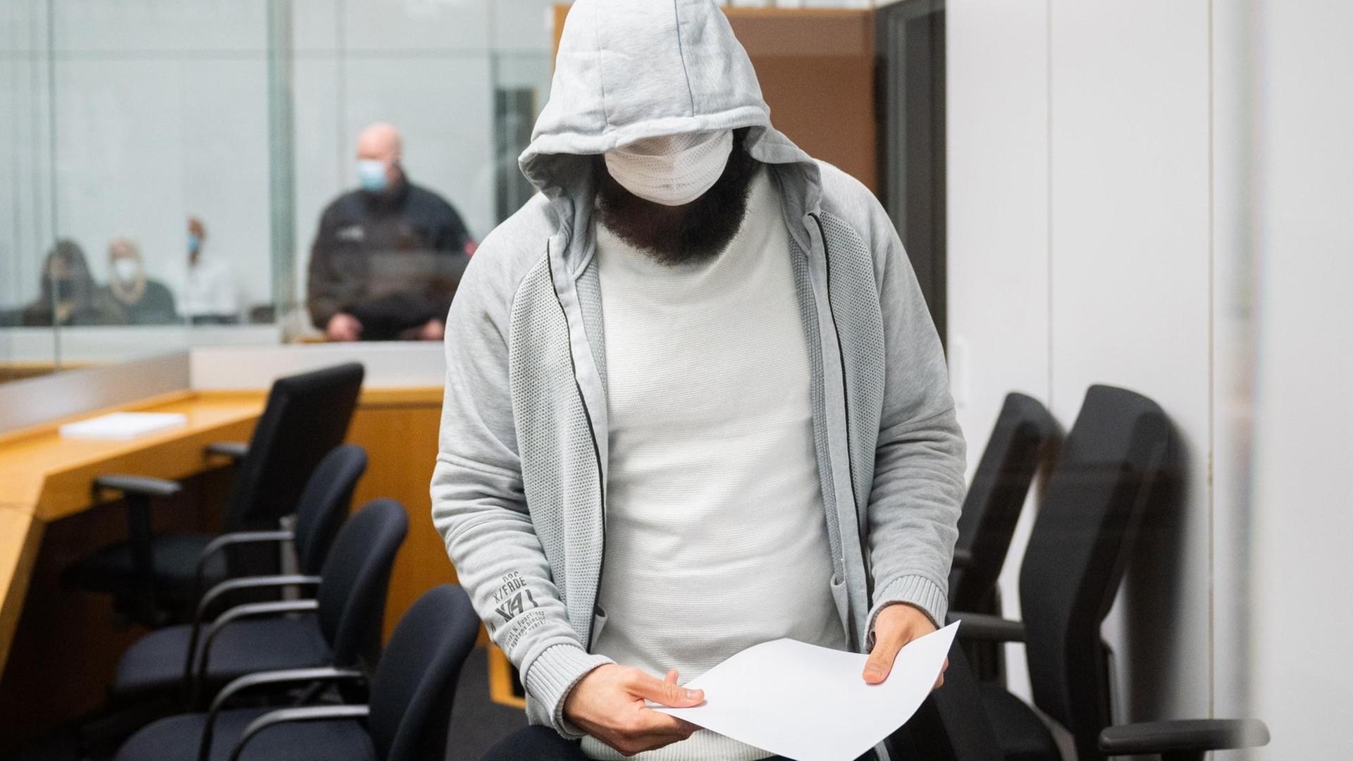 Abu Walaa, mutmaßlicher Anführer der Terrormiliz Islamischer Staat (IS) in Deutschland, kommt in das Oberlandesgericht. Abu Walaa, mutmaßlicher Anführer der Terrormiliz Islamischer Staat (IS) in Deutschland, kommt in das Oberlandesgericht.