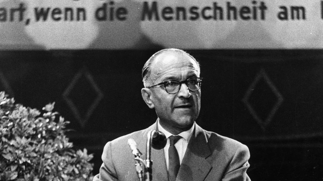 Professor Walter Hagemann am Rednerpult, 1958 Professor Walter Hagemann am Rednerpult, 1958
