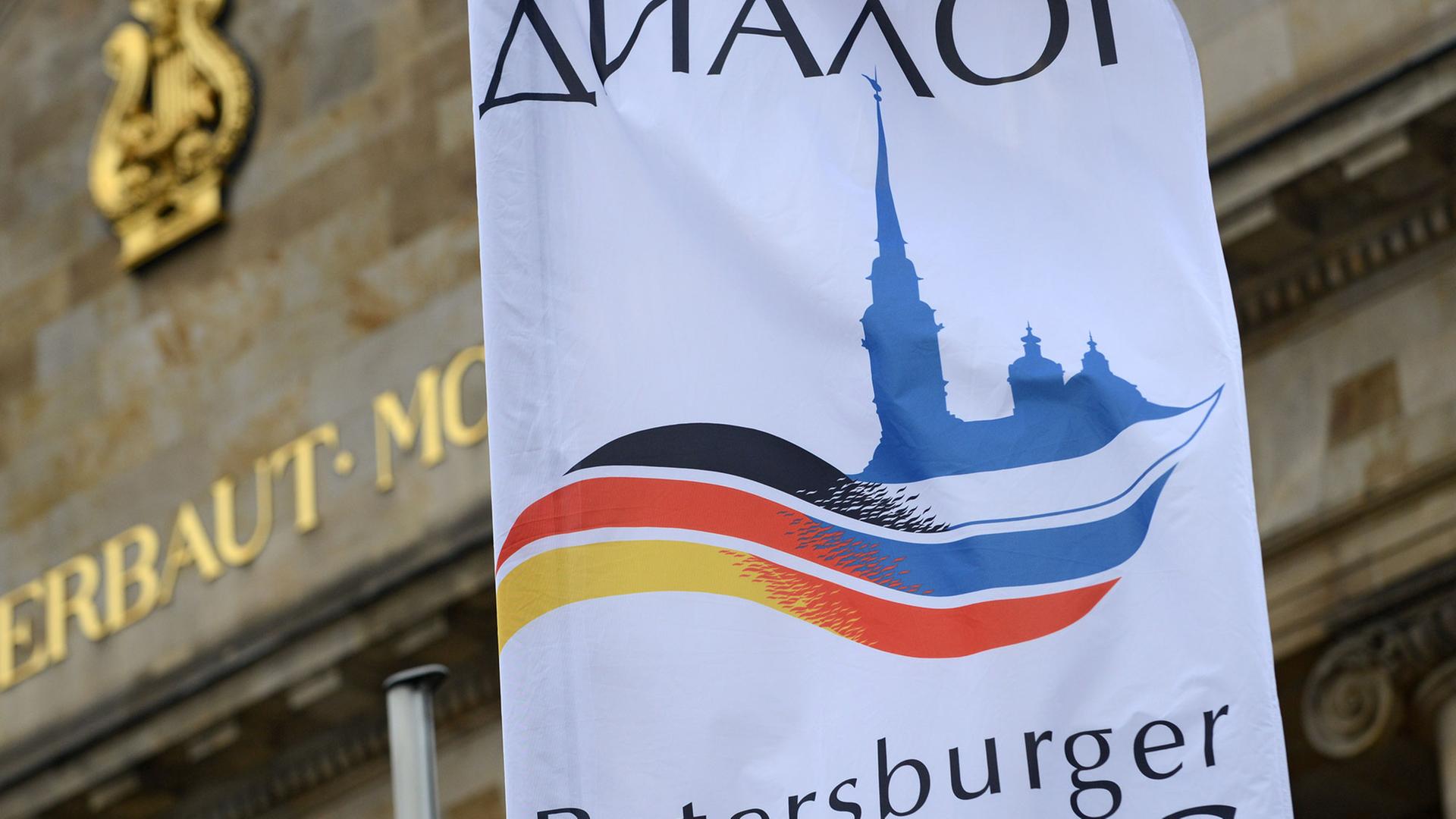 Eine Fahne vor der Stadthalle in Kassel (Hessen) weist am 04.12.2013 auf den Petersburger Dialog hin.