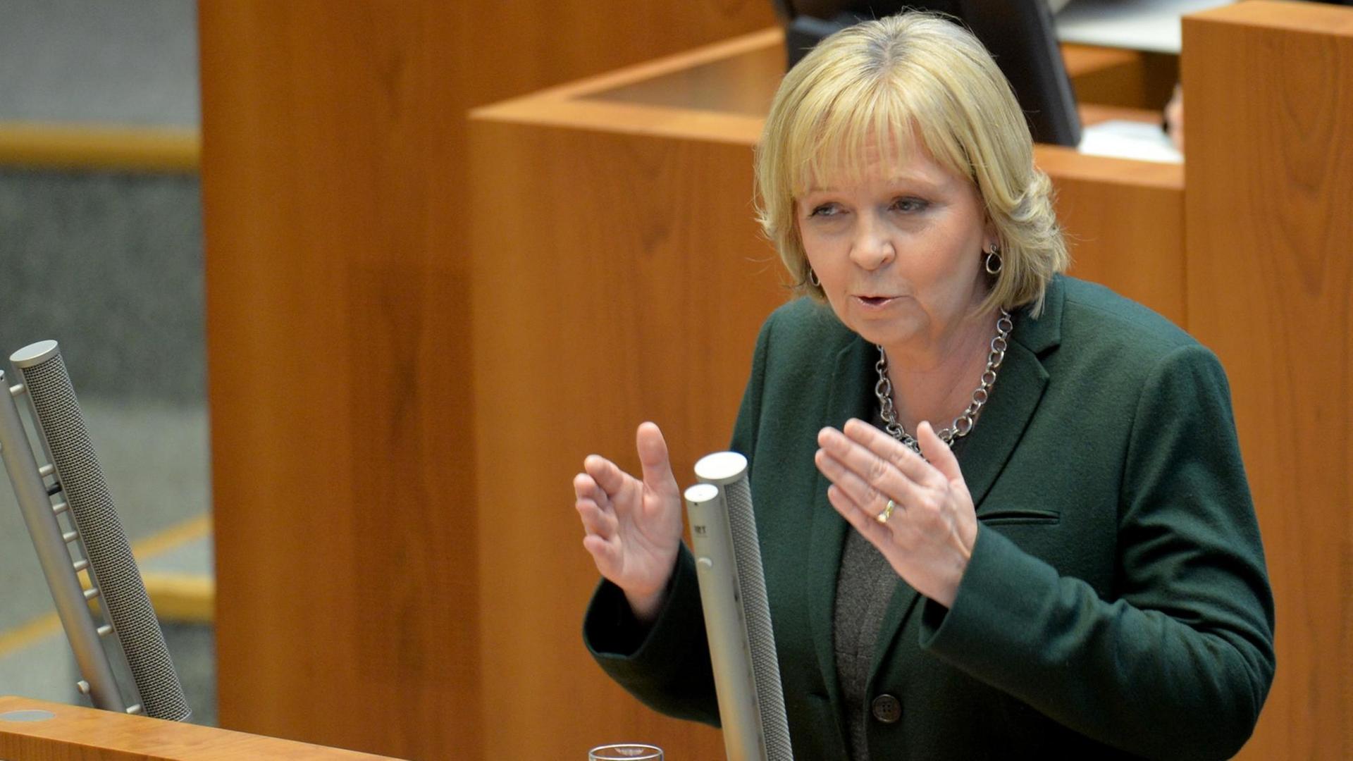 Hannelore Kraft spricht am Rednerpult im NRW-Landtag.