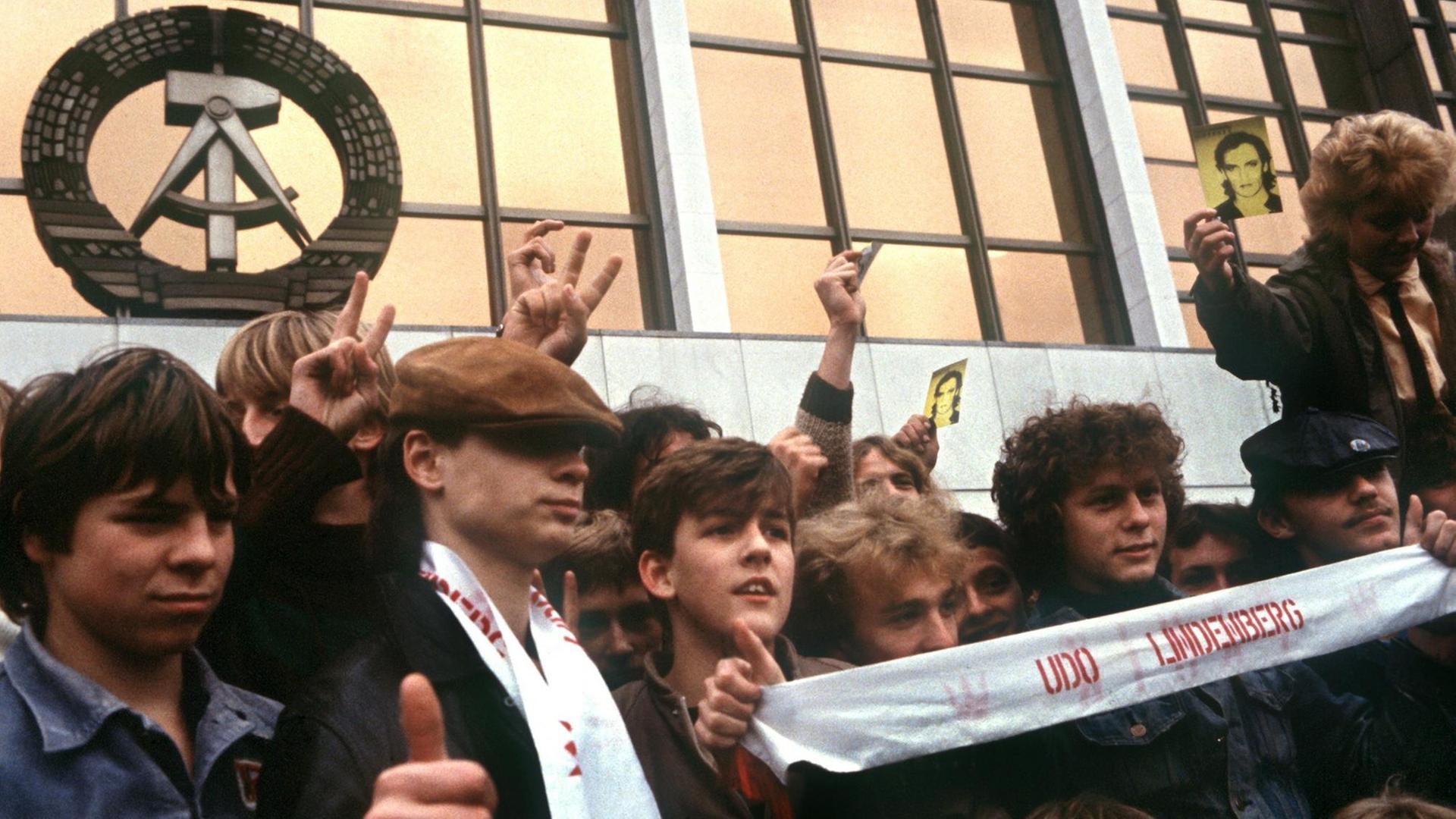 Mit Fan-Schals warten junge Leute im Oktober 1983 vor dem Palast der Republik in Ostberlin auf den westdeutschen Rockmusiker Udo Lindenberg, der dort erstmals ein Konzert geben wird. Mit Fan-Schals warten junge Leute im Oktober 1983 vor dem Palast der Republik in Ostberlin auf den westdeutschen Rockmusiker Udo Lindenberg, der dort erstmals ein Konzert geben wird.
