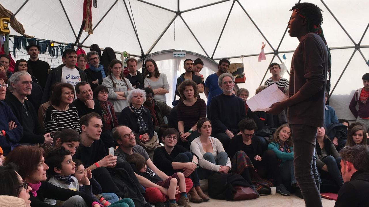 Das "Good Chance Theatre" veranstaltet Theater in Flüchtlingscamps. In einem Erstaufnahmezentrum am Stadtrand von Paris führten Geflüchtete die "Hope Show" auf. Das "Good Chance Theatre" veranstaltet Theater in Flüchtlingscamps. In einem Erstaufnahmezentrum am Stadtrand von Paris führten Geflüchtete die "Hope Show" auf.