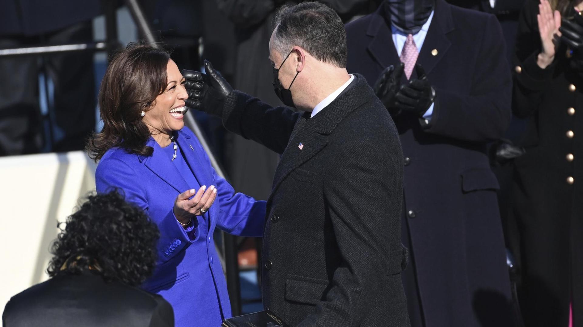 Vizepräsidentin Kamala Harris bei der Umarmung ihres Ehemanns, Doug Emhoff, nachdem sie vereidigt wurde Vizepräsidentin Kamala Harris bei der Umarmung ihres Ehemanns, Doug Emhoff, nachdem sie vereidigt wurde