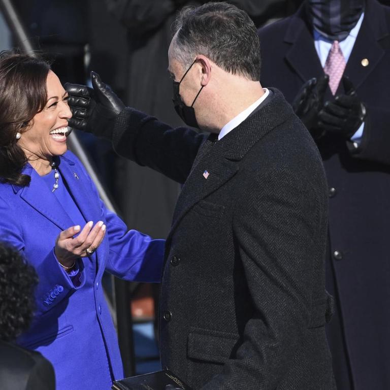Vizepräsidentin Kamala Harris bei der Umarmung ihres Ehemanns, Doug Emhoff, nachdem sie vereidigt wurde 