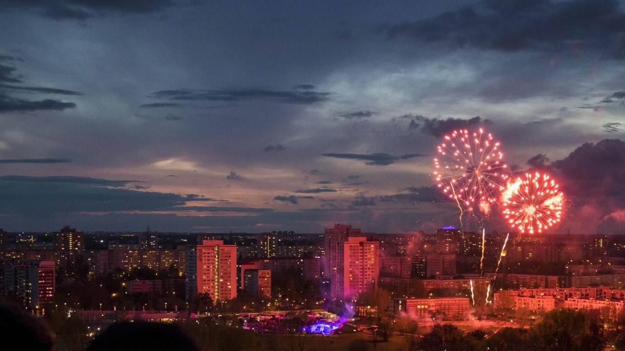 Am Eröffnungtag der Internationalen Gartenbauausstellung in den Gärten der Welt in Marzahn-Hellerdorf beobachten Besucher vor dem Hintergrund des Plattenbaugebietes ein Feuerwerk. Am Eröffnungtag der Internationalen Gartenbauausstellung in den Gärten der Welt in Marzahn-Hellerdorf beobachten Besucher vor dem Hintergrund des Plattenbaugebietes ein Feuerwerk.