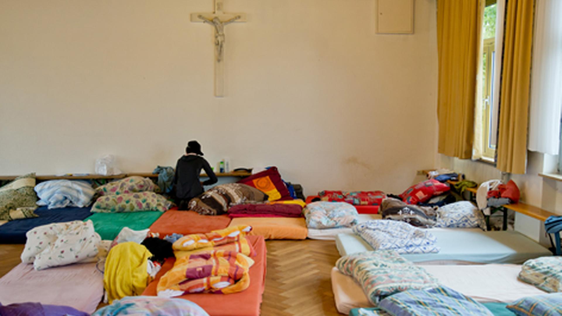 Matratzen für junge Asylbewerber liegen auf dem Boden in einer Pfarrei. Matratzen für junge Asylbewerber liegen auf dem Boden in einer Pfarrei.