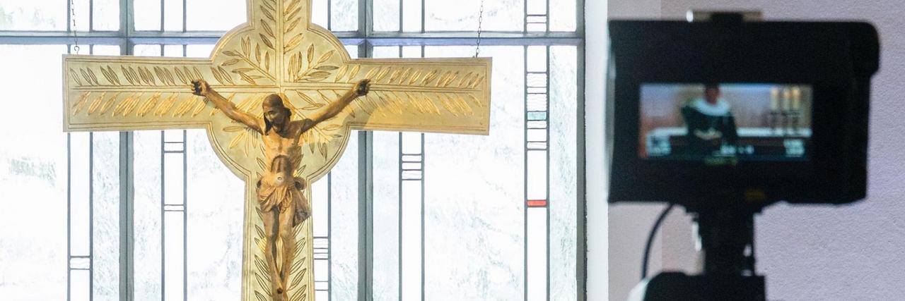 Ein Fernsehgottesdienst wird in einer Hamburger Kirche aufgezeichnet. Ein Fernsehgottesdienst wird in einer Hamburger Kirche aufgezeichnet.
