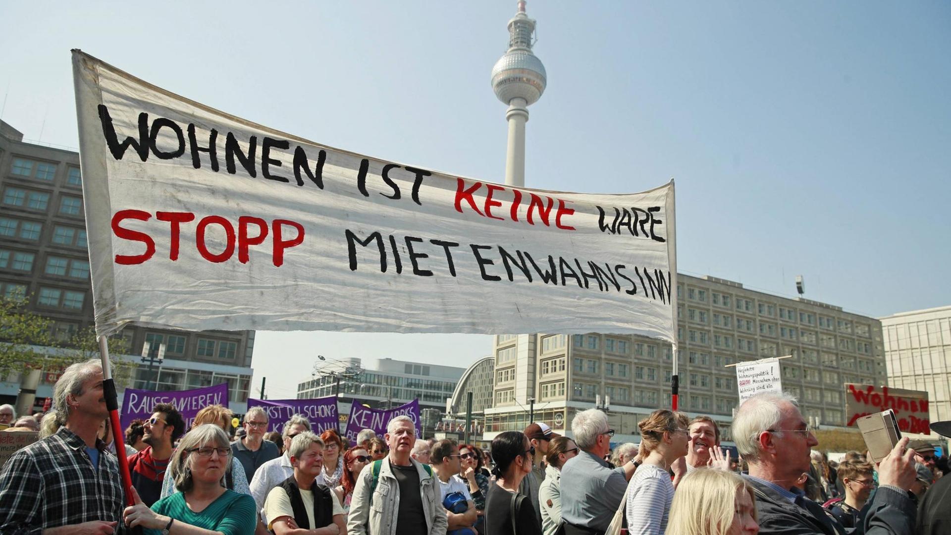 Demonstration am 6. April 2019 in Berlin gegen den "Mietenwahnsinn" und Verdrängung, auf einem Transparent steht: "Wohnung ist keine Ware, Stopp Mietenwahnsinn". Demonstration am 6. April 2019 in Berlin gegen den "Mietenwahnsinn" und Verdrängung, auf einem Transparent steht: "Wohnung ist keine Ware, Stopp Mietenwahnsinn".