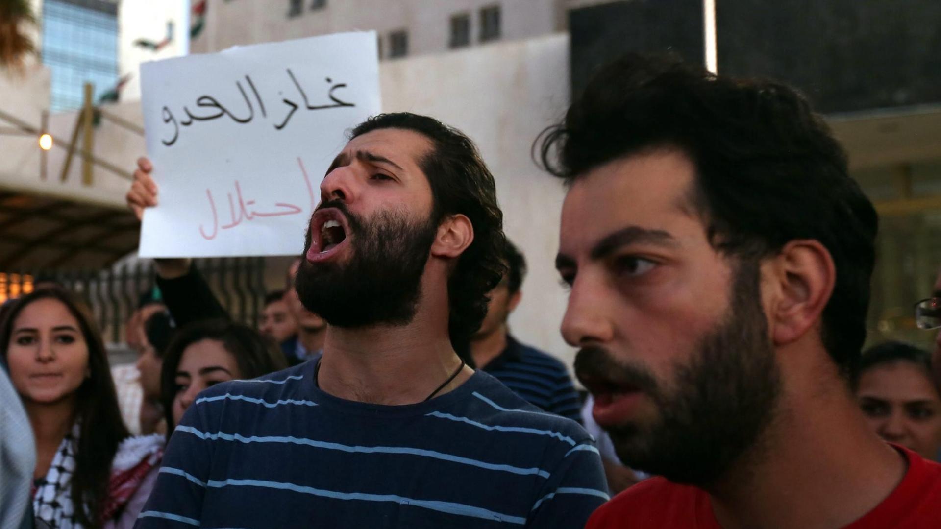 Jordanische Demonstranten rufen parolen gegen den mit Israel vereinbarten Gasdeal. Jordanische Demonstranten rufen parolen gegen den mit Israel vereinbarten Gasdeal.