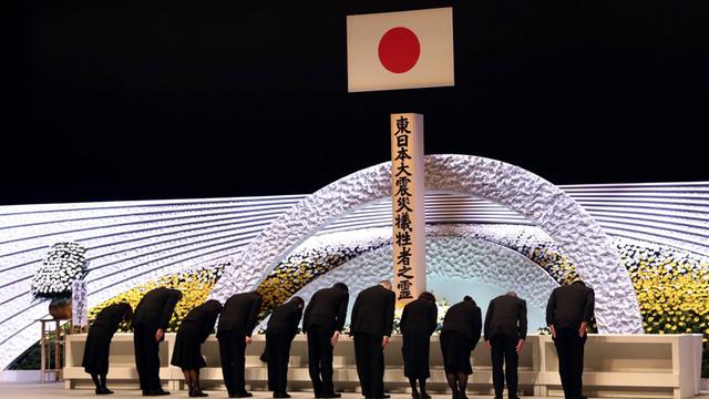11. März 2021: Abgeordnete verbeugen sich vor der nationalen Gedenkstätte für die Opferder Neuklearkatastrophe in Japan im Jahr 2011