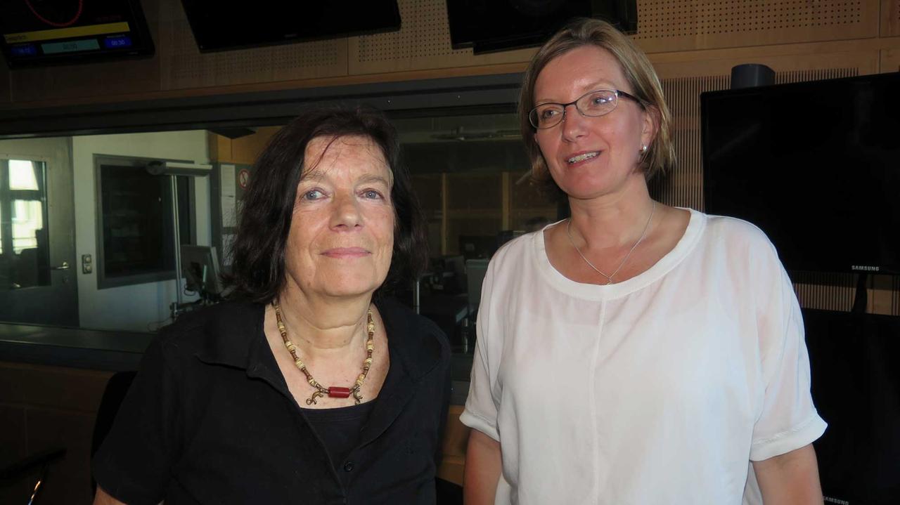 Psychotherapeutin Marlene Pfaffenzeller und Moderatorin Kathrin Heise nach ihrem Gespräch über Trauma-Arbeit in Syrien Psychotherapeutin Marlene Pfaffenzeller und Moderatorin Kathrin Heise nach ihrem Gespräch über Trauma-Arbeit in Syrien