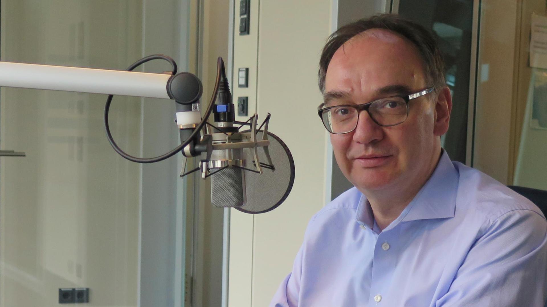 Der Journalist Nico Fried zu Gast bei Studio 9 im Deutschlandfunk Kultur. Der Journalist Nico Fried zu Gast bei Studio 9 im Deutschlandfunk Kultur.