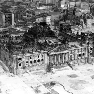 Das Reichstagsgebäude in Berlin im Jahr 1951