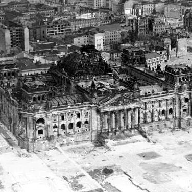 Das Reichstagsgebäude in Berlin im Jahr 1951 Das Reichstagsgebäude in Berlin im Jahr 1951
