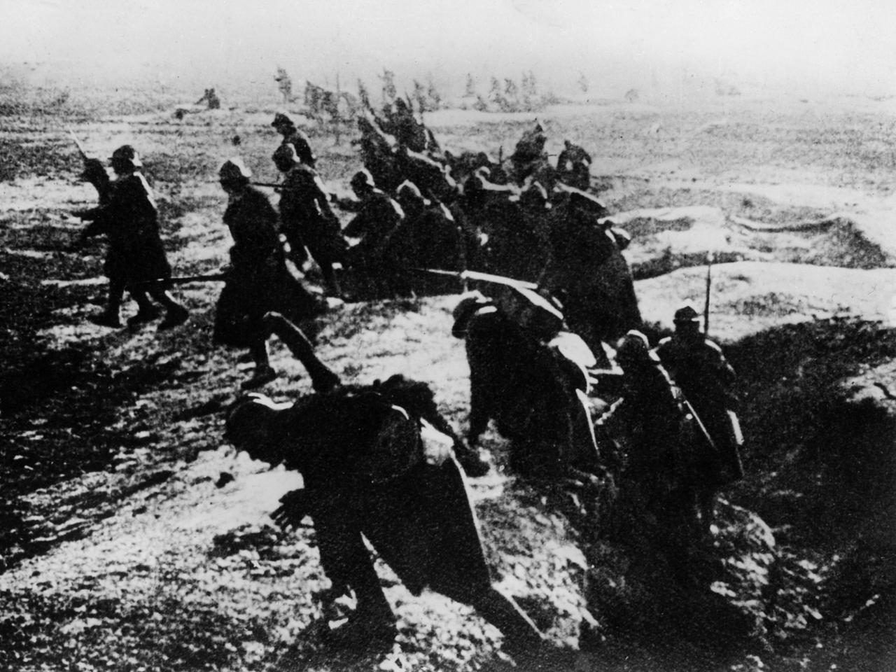 Französische Soldaten klettern während der Schlacht um die ostfranzösische Stadt Verdun zu einem Angriff aus ihren Schützengräben (Archivfoto von 1916). Bei der Schlacht um Verdun sind von Februar bis Dezember 1916 rund 700.000 Menschen umgekommen. Ausgelöst durch die tödlichen Schüsse auf den österreichischen Thronfolger Franz Ferdinand durch serbische Nationalisten am 28. Juni 1914 in Sarajevo brach im August 1914 der große Krieg (später als 1. Weltkrieg bezeichnet) aus. Es kämpften die Mittelmächte, bestehend aus Deutschland, Österreich-Ungarn sowie später auch das Osmanische Reich (Türkei) und Bulgarien gegen die Tripelentente, bestehend aus Großbritannien, Frankreich und Russland sowie zahlreichen Bündnispartnern. Die traurige Bilanz des mit der Niederlage der Mittelmächte 1918 beendeten Weltkriegs: rund 8,5 Millionen Gefallene, über 21 Millionen Verwundete und fast 8 Millionen Kriegsgefangene und Vermisste. Französische Soldaten klettern während der Schlacht um die ostfranzösische Stadt Verdun zu einem Angriff aus ihren Schützengräben (Archivfoto von 1916). Bei der Schlacht um Verdun sind von Februar bis Dezember 1916 rund 700.000 Menschen umgekommen. Ausgelöst durch die tödlichen Schüsse auf den österreichischen Thronfolger Franz Ferdinand durch serbische Nationalisten am 28. Juni 1914 in Sarajevo brach im August 1914 der große Krieg (später als 1. Weltkrieg bezeichnet) aus. Es kämpften die Mittelmächte, bestehend aus Deutschland, Österreich-Ungarn sowie später auch das Osmanische Reich (Türkei) und Bulgarien gegen die Tripelentente, bestehend aus Großbritannien, Frankreich und Russland sowie zahlreichen Bündnispartnern. Die traurige Bilanz des mit der Niederlage der Mittelmächte 1918 beendeten Weltkriegs: rund 8,5 Millionen Gefallene, über 21 Millionen Verwundete und fast 8 Millionen Kriegsgefangene und Vermisste.