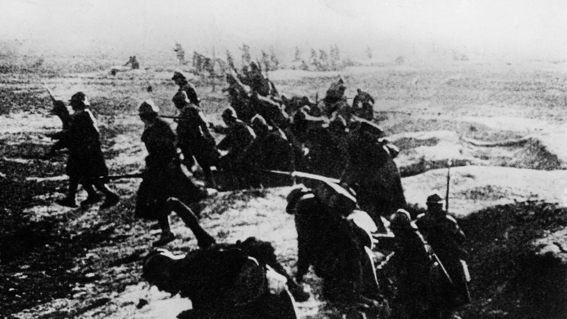 Französische Soldaten klettern während der Schlacht um die ostfranzösische Stadt Verdun zu einem Angriff aus ihren Schützengräben (Archivfoto von 1916). Bei der Schlacht um Verdun sind von Februar bis Dezember 1916 rund 700.000 Menschen umgekommen. Ausgelöst durch die tödlichen Schüsse auf den österreichischen Thronfolger Franz Ferdinand durch serbische Nationalisten am 28. Juni 1914 in Sarajevo brach im August 1914 der große Krieg (später als 1. Weltkrieg bezeichnet) aus. Es kämpften die Mittelmächte, bestehend aus Deutschland, Österreich-Ungarn sowie später auch das Osmanische Reich (Türkei) und Bulgarien gegen die Tripelentente, bestehend aus Großbritannien, Frankreich und Russland sowie zahlreichen Bündnispartnern. Die traurige Bilanz des mit der Niederlage der Mittelmächte 1918 beendeten Weltkriegs: rund 8,5 Millionen Gefallene, über 21 Millionen Verwundete und fast 8 Millionen Kriegsgefangene und Vermisste. Französische Soldaten klettern während der Schlacht um die ostfranzösische Stadt Verdun zu einem Angriff aus ihren Schützengräben (Archivfoto von 1916). Bei der Schlacht um Verdun sind von Februar bis Dezember 1916 rund 700.000 Menschen umgekommen. Ausgelöst durch die tödlichen Schüsse auf den österreichischen Thronfolger Franz Ferdinand durch serbische Nationalisten am 28. Juni 1914 in Sarajevo brach im August 1914 der große Krieg (später als 1. Weltkrieg bezeichnet) aus. Es kämpften die Mittelmächte, bestehend aus Deutschland, Österreich-Ungarn sowie später auch das Osmanische Reich (Türkei) und Bulgarien gegen die Tripelentente, bestehend aus Großbritannien, Frankreich und Russland sowie zahlreichen Bündnispartnern. Die traurige Bilanz des mit der Niederlage der Mittelmächte 1918 beendeten Weltkriegs: rund 8,5 Millionen Gefallene, über 21 Millionen Verwundete und fast 8 Millionen Kriegsgefangene und Vermisste.
