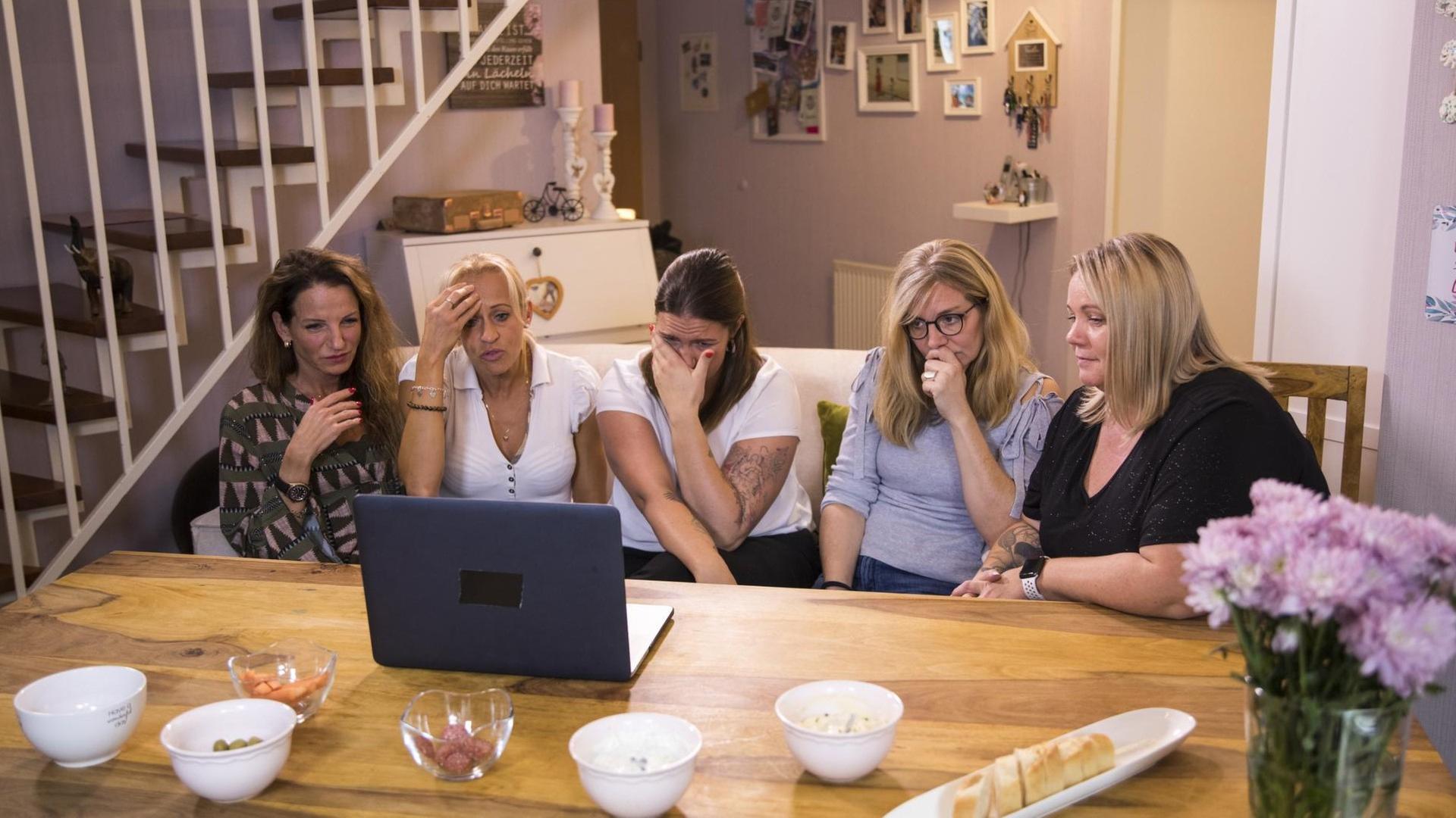Die fünf Mütter Mirjam; Karina; Jasmine; Britta; Bianca aus "Mütter machen Porno", gesendet von Sat.1, schauen sich gemeinsam am Laptop einen Porno an. Die fünf Mütter Mirjam; Karina; Jasmine; Britta; Bianca aus "Mütter machen Porno", gesendet von Sat.1, schauen sich gemeinsam am Laptop einen Porno an.