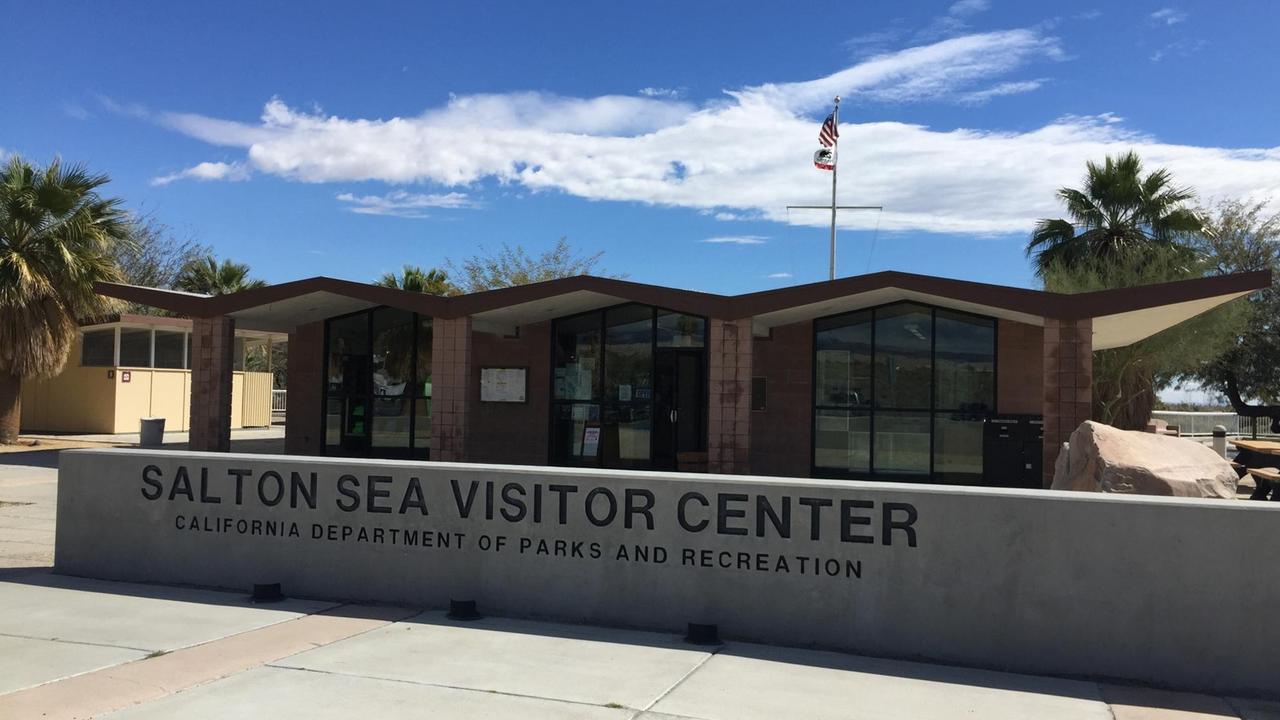 Das Salton Sea Touristenzentrum vor Palmen und blauem Himmel Das Salton Sea Touristenzentrum vor Palmen und blauem Himmel