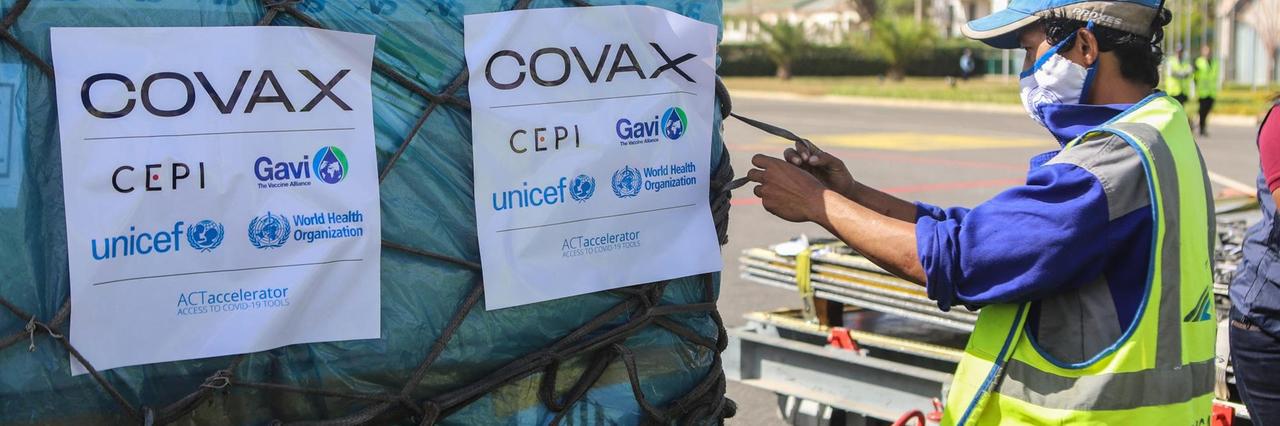 Das Foto zeigt einen Helfer mit AstraZeneca-Impfstoff für die COVAX-Initiative am Ivato International Airport in Antananarivo, Madagaskar.

