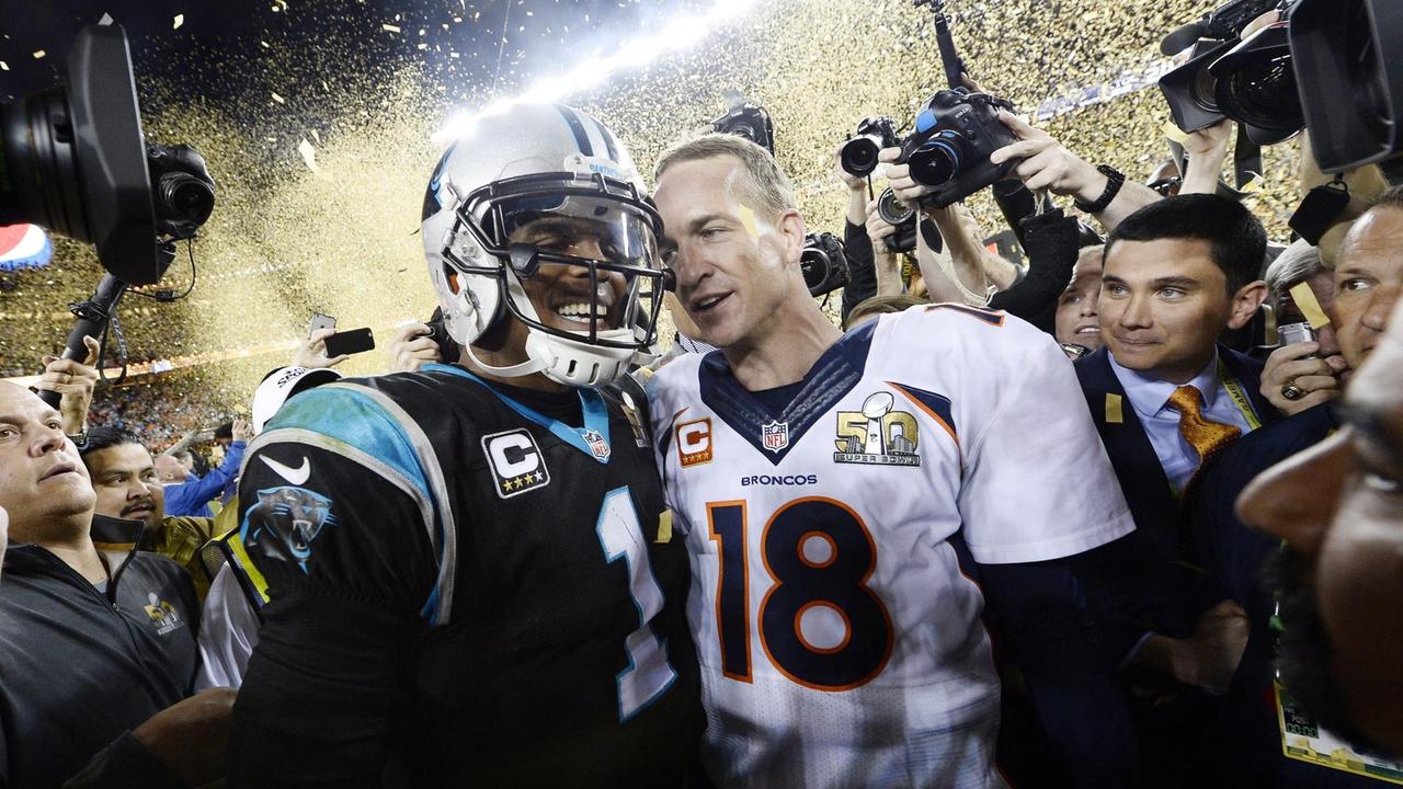 Nach dem Spiel: Die Spieler Cam Newton und Peyton Manning reichen sich die Hände. Nach dem Spiel: Die Spieler Cam Newton und Peyton Manning reichen sich die Hände.