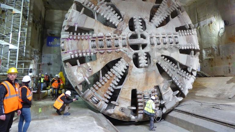 Einer von neun Tunnelbohrern, die derzeit im Großraum Paris für den geplanten Grand Paris Express im Einsatz sind. Mit einem solchen Bohrer von etwa zehn Metern Durchmesser lassen sich pro Tag rund zwölf Meter Strecke bohren. Einer von neun Tunnelbohrern, die derzeit im Großraum Paris für den geplanten Grand Paris Express im Einsatz sind. Mit einem solchen Bohrer von etwa zehn Metern Durchmesser lassen sich pro Tag rund zwölf Meter Strecke bohren.