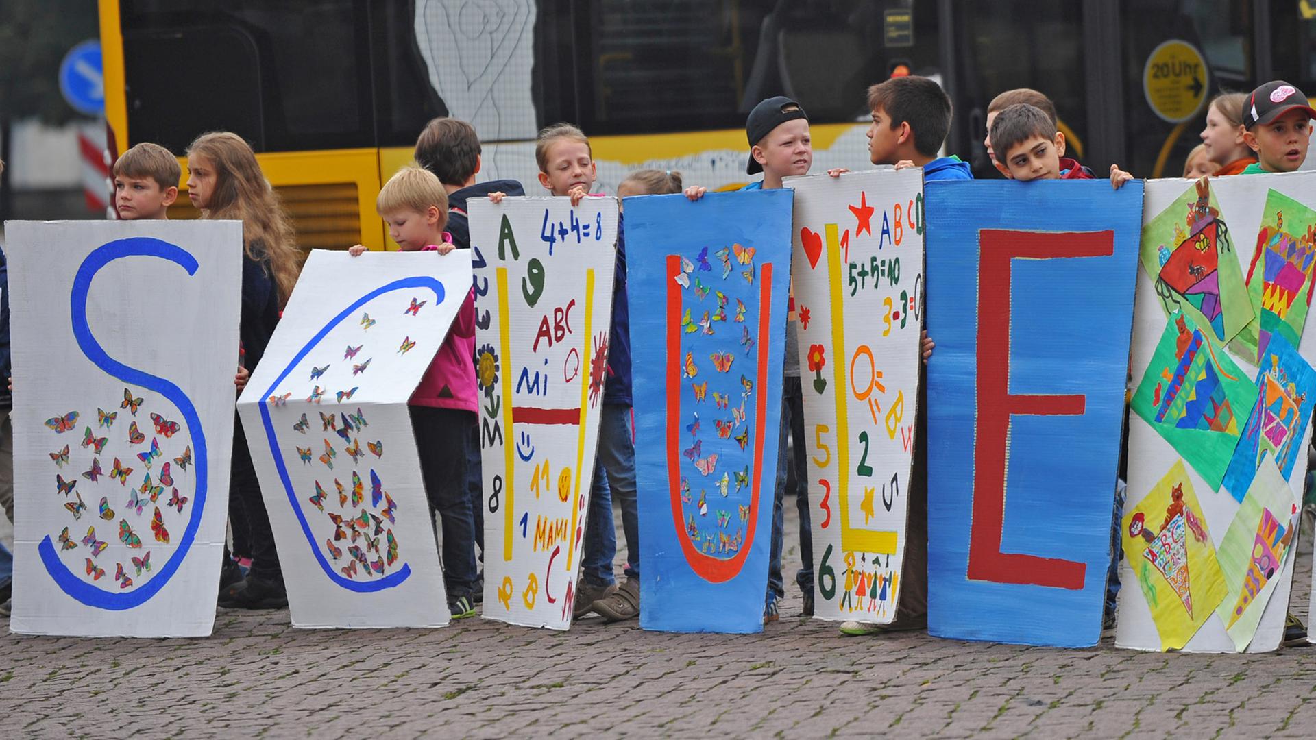 Dresdner Grundschüler starten mit der Schrift "Schule" am 04.09.2014 in Dresden (Sachsen) vor der Semperoper die jährliche Kampagne "Die Schule hat begonnen".
