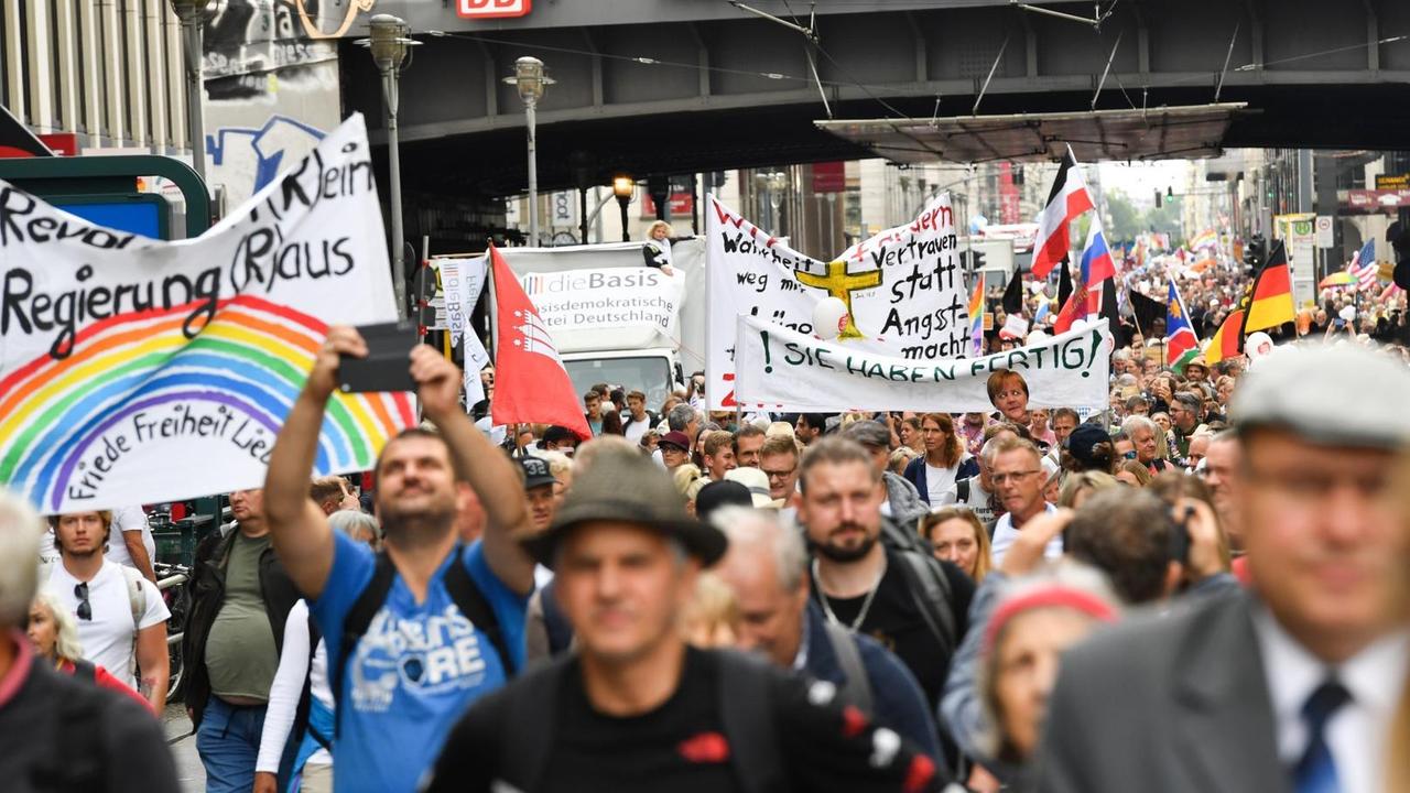 Teilnehmer sammeln sich in der Friedrichstraße zu einer Demonstration gegen die Corona-Maßnahmen. Teilnehmer sammeln sich in der Friedrichstraße zu einer Demonstration gegen die Corona-Maßnahmen.