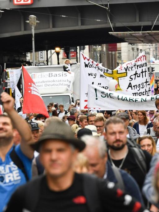 Teilnehmer sammeln sich in der Friedrichstraße zu einer Demonstration gegen die Corona-Maßnahmen.