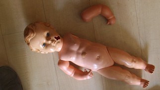 Beschädigte Kinderpuppe Beschädigte Kinderpuppe