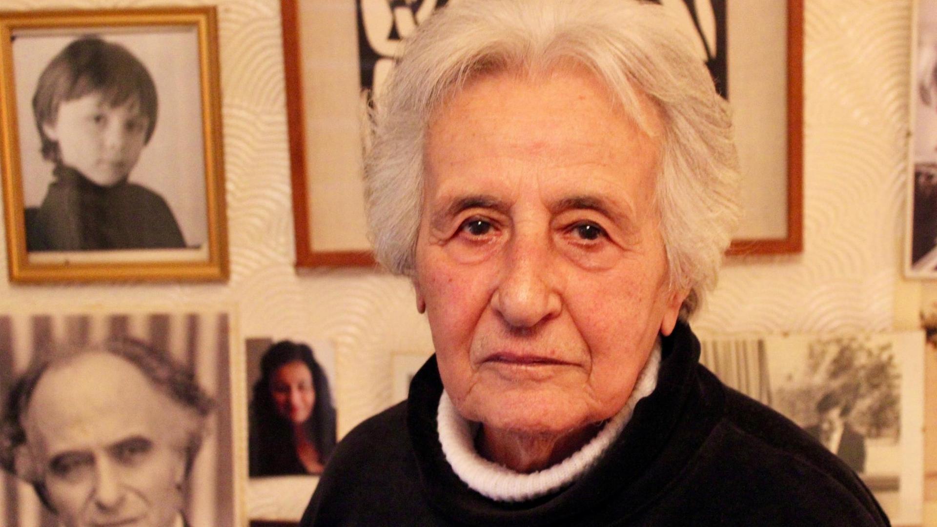 Anita Lasker-Wallfisch vor Wand mit Familien-Fotos Anita Lasker-Wallfisch vor Wand mit Familien-Fotos