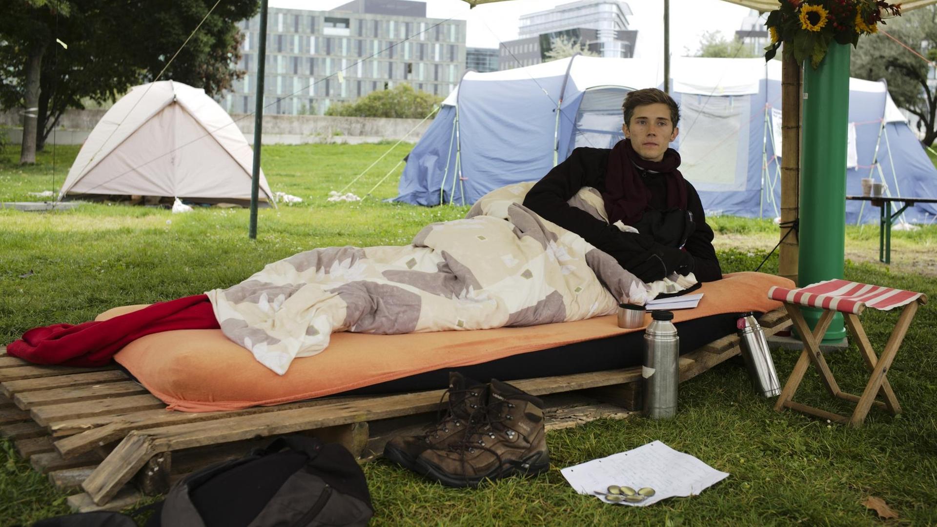 Der Klimaaktivist Henning Jeschke im Hungerstreik in Berlin vor der Bundestagswahl. Der Klimaaktivist Henning Jeschke im Hungerstreik in Berlin vor der Bundestagswahl.