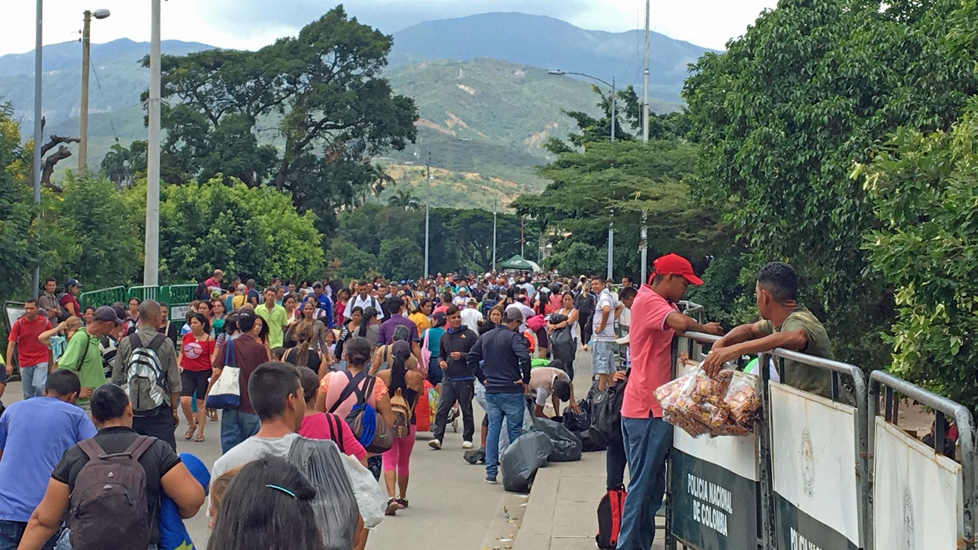 Zehntausende Venezolaner kommen jeden Tag über die Brücke ins kolumbianische Cúcuta. Zehntausende Venezolaner kommen jeden Tag über die Brücke ins kolumbianische Cúcuta.