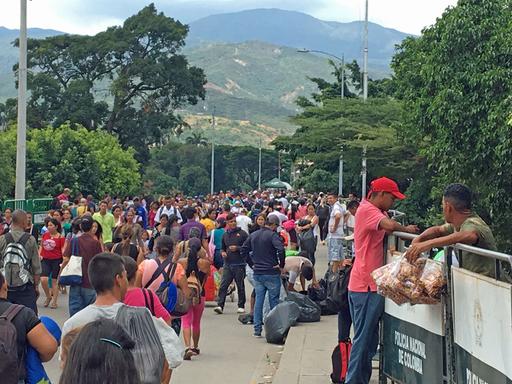 Zehntausende Venezolaner kommen jeden Tag über die Brücke ins kolumbianische Cúcuta.