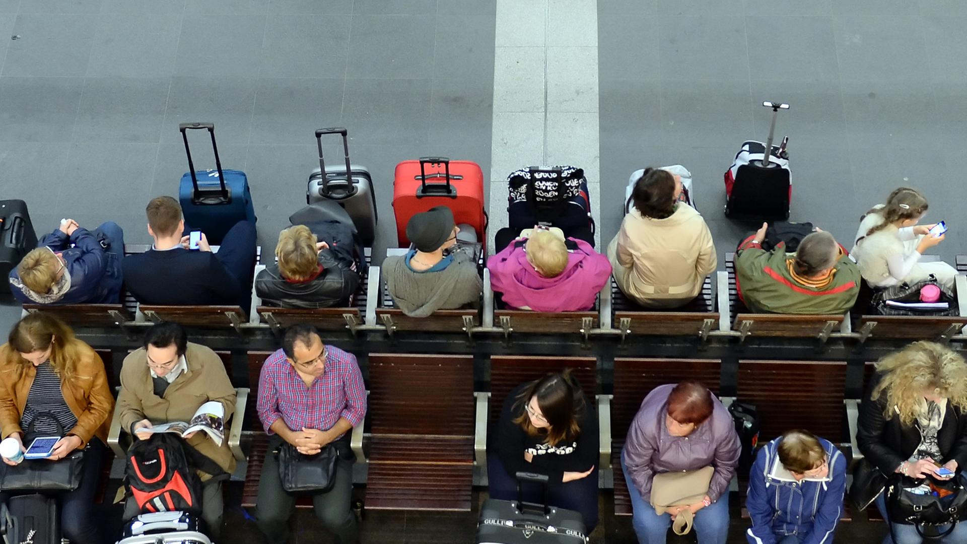 Fahrgäste warten am 17.10.2014 im Hauptbahnhof in Berlin auf einen Zug.
