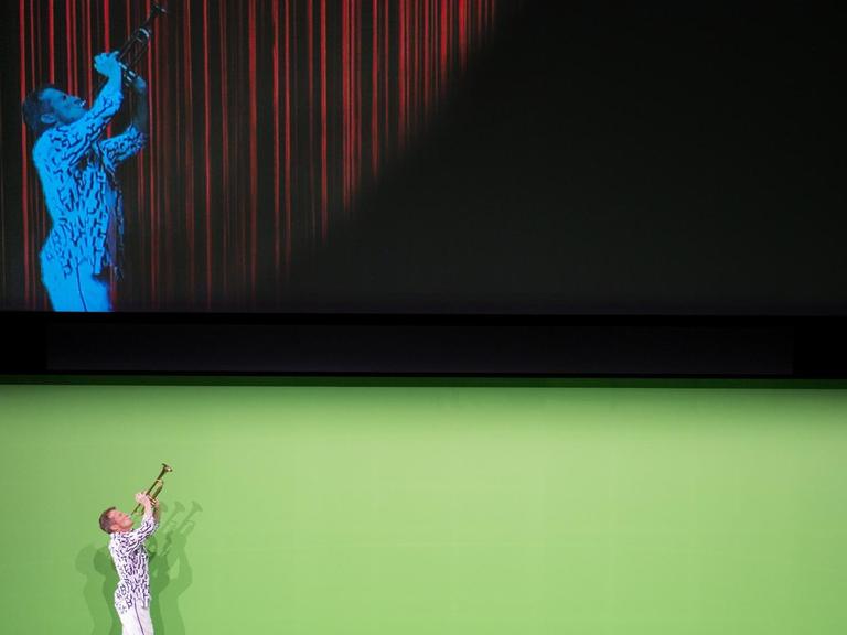 Jeff Burrell als Fred auf der Bühne