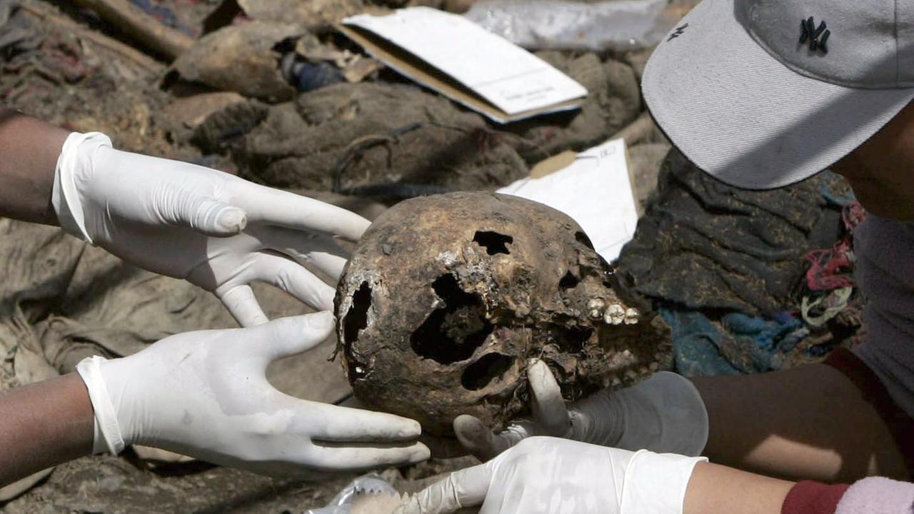 Eine Gruppe Forensiker exhumiert die sterblichen Überreste von 60 Bauern, die in einem Grab in Putis, Ayacucho gefunden wurden. Sie wurden durch das Militär während des peruanischen Bürgerkrieg getötet.( 1980 - 2000). Eine Gruppe Forensiker exhumiert die sterblichen Überreste von 60 Bauern, die in einem Grab in Putis, Ayacucho gefunden wurden. Sie wurden durch das Militär während des peruanischen Bürgerkrieg getötet.( 1980 - 2000).