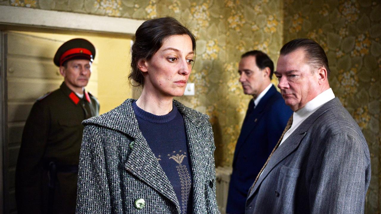 Szene aus "Und der Zukunft zugewandt": Antonia Berger (Alexandra Maria Lara) widersetzt sich den Folgen einer Lüge – Leo Silberstein (Stefan Kurt) und sein Vernehmer (Peter Kurth) stellen sie zur Rede. Szene aus "Und der Zukunft zugewandt": Antonia Berger (Alexandra Maria Lara) widersetzt sich den Folgen einer Lüge – Leo Silberstein (Stefan Kurt) und sein Vernehmer (Peter Kurth) stellen sie zur Rede.
