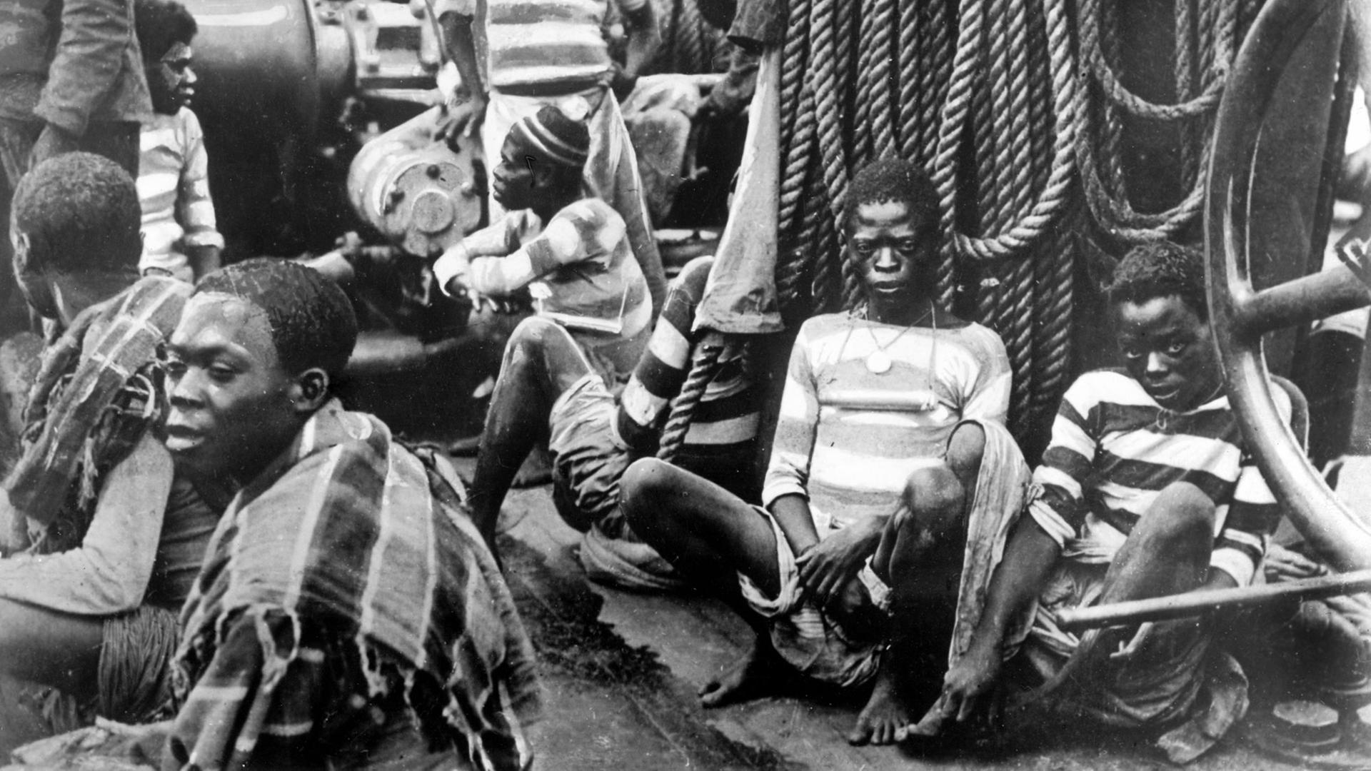 Afrikanische Sklaven werden im 19. Jahrhundert auf einem Schiff nach Amerika transportiert und verkauft. Afrikanische Sklaven werden im 19. Jahrhundert auf einem Schiff nach Amerika transportiert und verkauft.