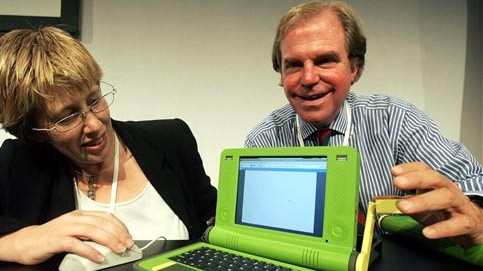 Mary Lou Jepsen und Nicholas Negroponte vom MIT Media Lab präsentieren 2005 den "100-Dollar-Computer" für Kinder. Mary Lou Jepsen und Nicholas Negroponte vom MIT Media Lab präsentieren 2005 den "100-Dollar-Computer" für Kinder.