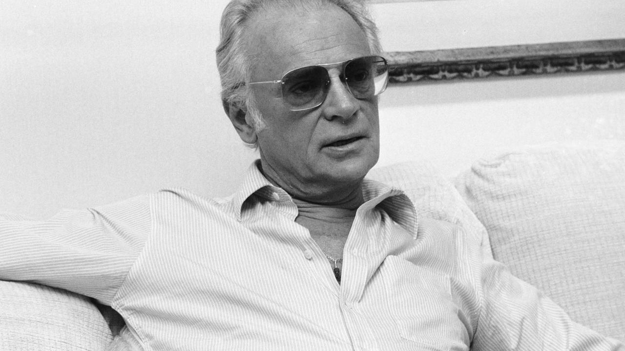 Portrait des satirischen Schriftstellers Ephraim Kishon (1924-2005), aufgenommen anlaesslich seines baldigen 60. Geburtstages in seinem Zuhause in Appenzell am 20. August 1984. | Portrait des satirischen Schriftstellers Ephraim Kishon (1924-2005), aufgenommen anlaesslich seines baldigen 60. Geburtstages in seinem Zuhause in Appenzell am 20. August 1984. |