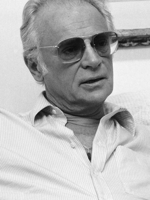 Portrait des satirischen Schriftstellers Ephraim Kishon (1924-2005), aufgenommen anlaesslich seines baldigen 60. Geburtstages in seinem Zuhause in Appenzell am 20. August 1984. |