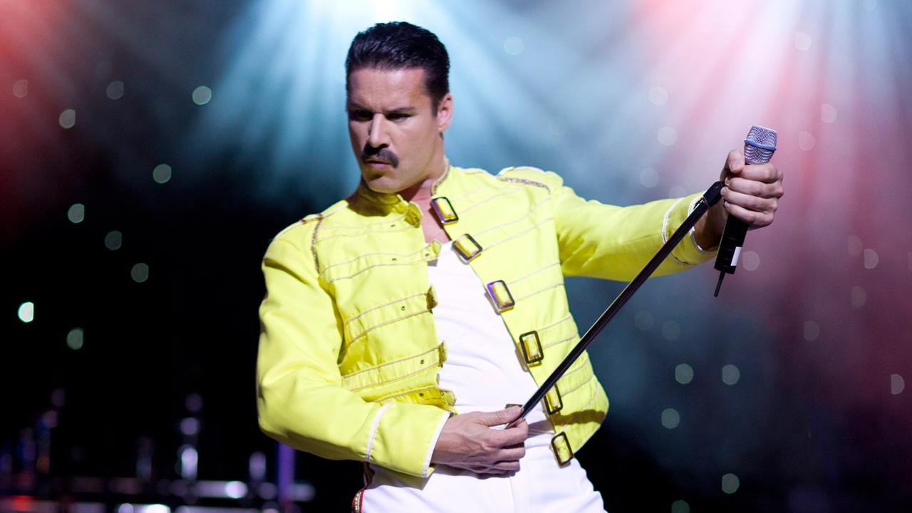 Das Freddie-Mercury-Double Lee Garcia auf der Bühne im Estrel in Berlin-Neukölln Das Freddie-Mercury-Double Lee Garcia auf der Bühne im Estrel in Berlin-Neukölln